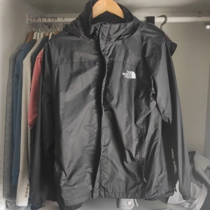 The North Face vindjacka - En goretex vindjacka från TNF som är perfekt för hösten. Står storlek XL men passar som M/L mer. Säljer för att jag har köpt nya jackor och inte är i behov av denna. Går ner i pris på snabb affär 