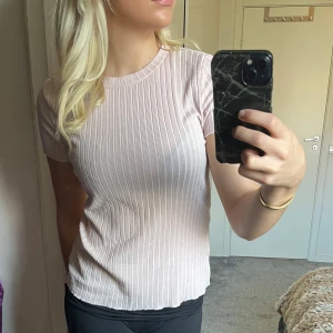 Rosa T-Shirt  - Vanlig fin rosa T-shirt passar mig som har xs/s💕 inga defekter☺️