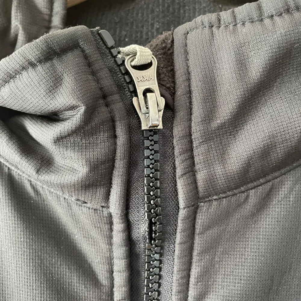 Skit fett fleece jacka från the north face liten defekt i blixt låsen men det är inget problem  Den är st L men passar m mycket bättre. Jackor.