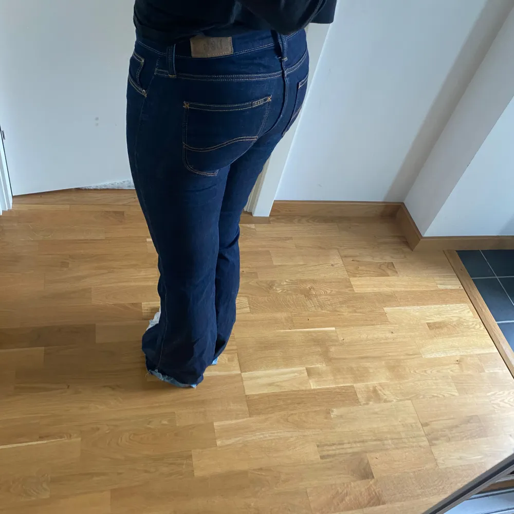 Supersnygga bootcut jeans från lee, är väldigt osäker på storlek men passar super på mig som brukar ha 34 och är 164 lång!. Jeans & Byxor.