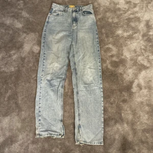 Jeans - Jeans från Gina Young med slits nedtill på insidan. Skitmaygga men tyvärr för små för mig. Storlek 170/xs