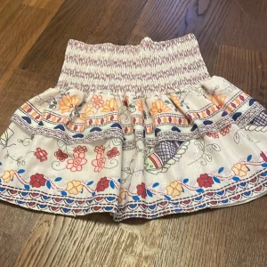 Kjol -  köpte i Spanien, vet tyvärr inte vilken storlek det är men kan chansa på att det är storlek 11-12 för den passar mig perfekt.