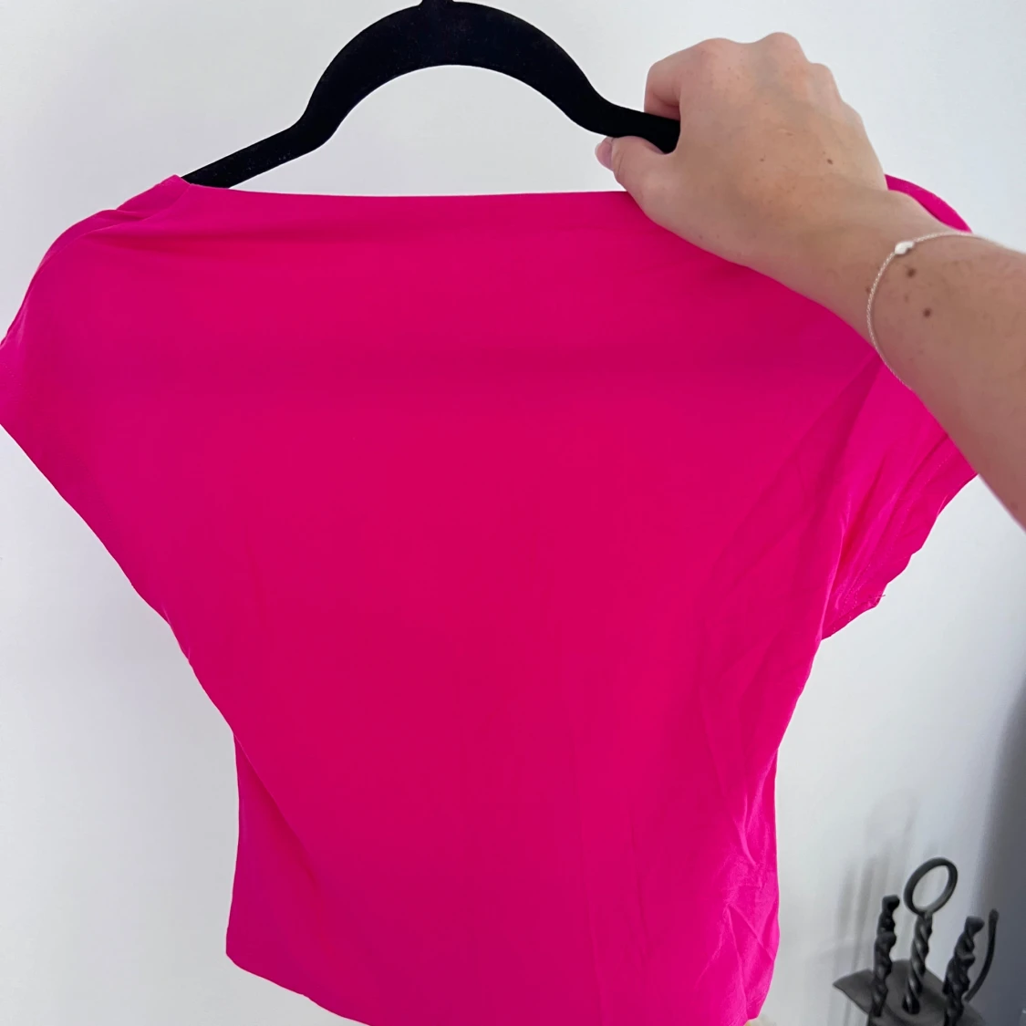 Rosa t-shirt med låg rygg