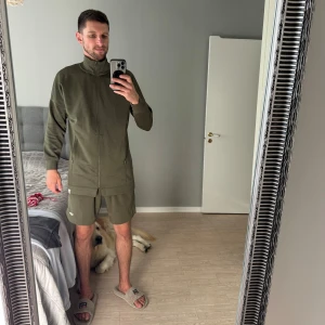 Grön jacka från Adidas - Den är i jätte bra skick och har en normal passform. Materialet är mjukt och bekvämt.