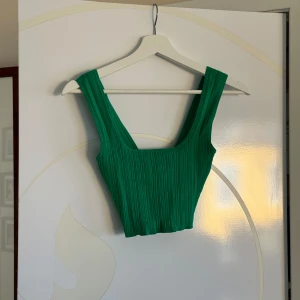 Finstickad grönt croppat linne från HM - Jättefin passform på detta oanvända linnet! Så härlig och fin färg, perfekt till semestern eller sen sommaren💕 