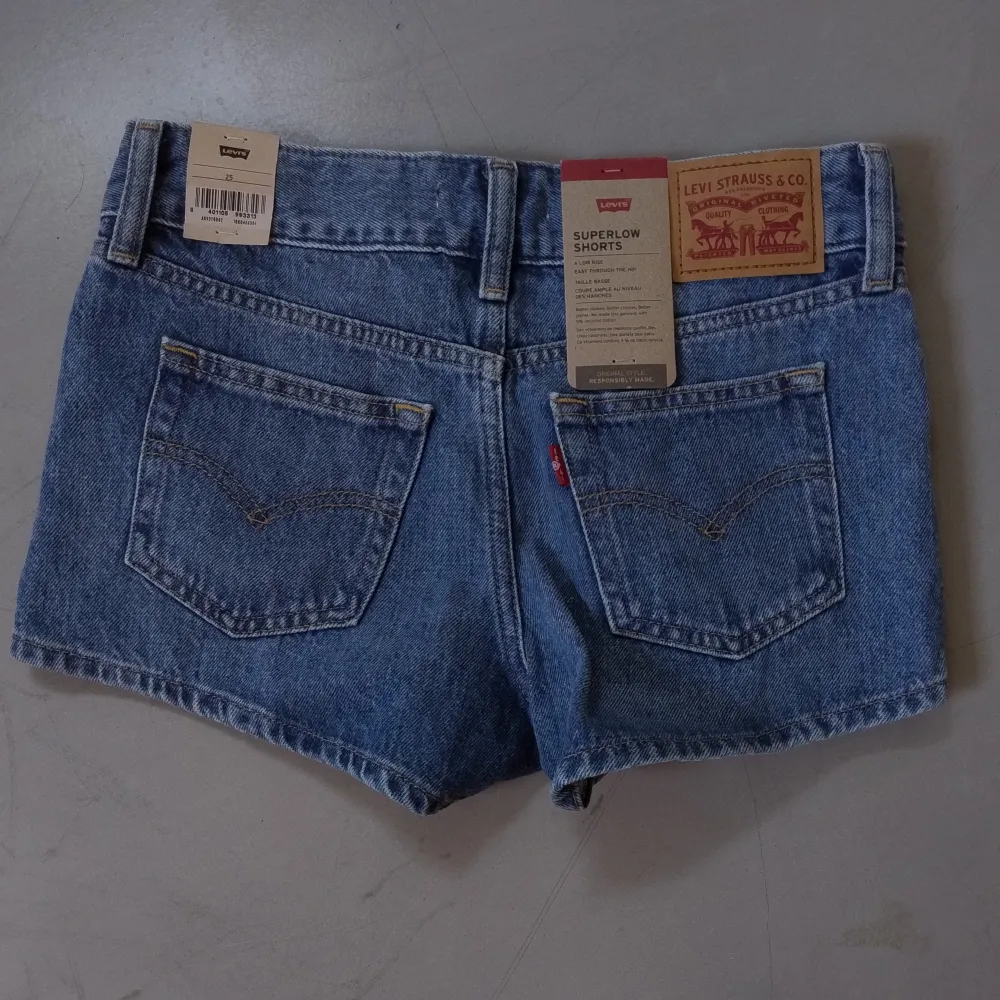 lågmidjade shorts från Levis! Ladrig använda. Shorts.