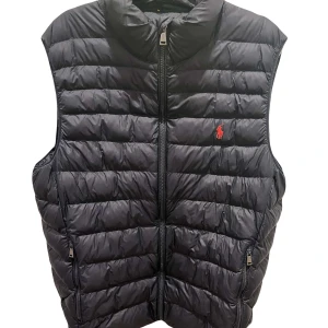 Ralph Lauren Väst  - Mörkblå Ralph Laurent Väst i Storlek M, skicket är 10/10 och jag använder den inte för att den är för stor för mig! Endast använd 2-3 gånger. Nypris ca 2000! Hör av er vid frågor och funderingar! 