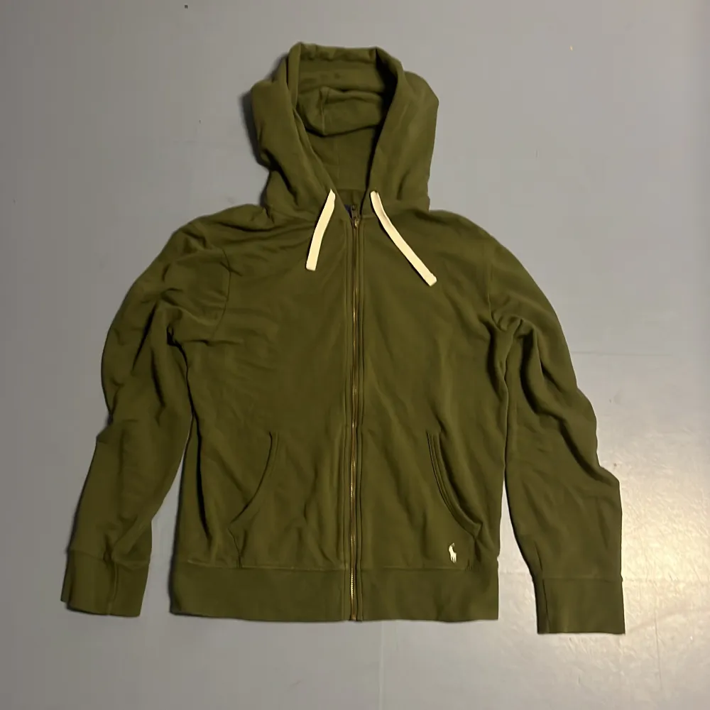 Tja säljer nu en riktigt snygg Ralph lauren zip hoodie i storlek S och i färgen grön. Hoodie är i riktigt fint skick utan några defekter som hål eller fläckar. Hoodie är i ett tunt och skönt material.Perfekt till hösten Nypris 1395kr mitt pris 449kr.. Hoodies.