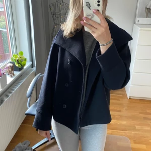 Kappa - Super fin marinblå höst kappa från ginatricot Young, storlek 158/164 men sitter bra på mig som har xs/s💙