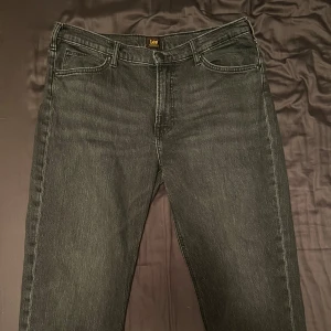 Lee jeans comfort fit - Comfort fit. Nypris ca 1 000 kr. Knappt använd då dom är för stora för mig. Hör av er vid frågor!