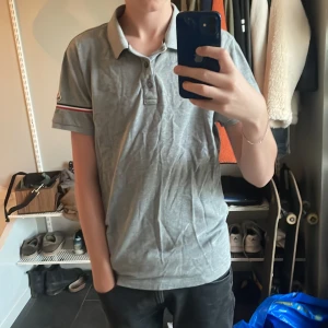 Moncler Piké - Knappt använd moncler Piké som krympt från L till S. Den är lite bred i magen men sitter bra annars. 