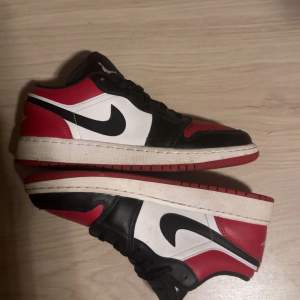 Jordan 1 lows, sparsamt använda i väldigt bra skick, går för ca 1200kr nu