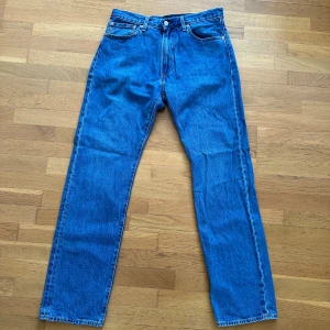 Blå Levi’s jeans - Blå Levi’s jeans, rak passform, storlek W32 L34, nytt skick (pris kan diskuteras)
