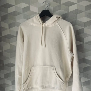 Vit hoodie - Kommer ej till användning, har lite noppror längst ner i kanten men der är inget som syns