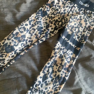 Leopard thigths💘 (tryck it på köp nu) - Säljer dessa stronger tights❤️ väldigt bra skick❤️