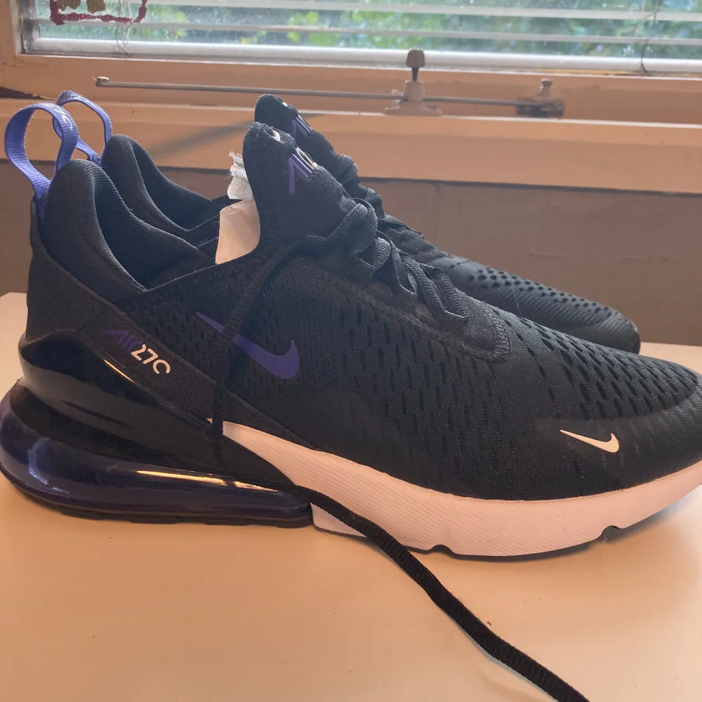 Ett par aldrig använda Nike air max 270. Köpte skorna i 2020 genom Zalando och har aldrig använt dem för de var för små. Storlek 43. Priset går att diskutera.. Skor.