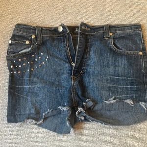Jeansshorts - Super fina jeans som jag har klippt till shorts. Dom är low waist och är lagom långa.