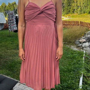 Rosa finklänning  - Rosa finklänning i stl 40. Bra skick bara använd en gång. 