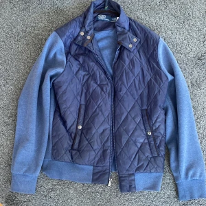 Polo Ralph lauren cardigan - Tja, säljer denna feta cardigan från Ralph lauren i nyskick, används ett fåtal gånger. Köptes för ca 4000kr.😊