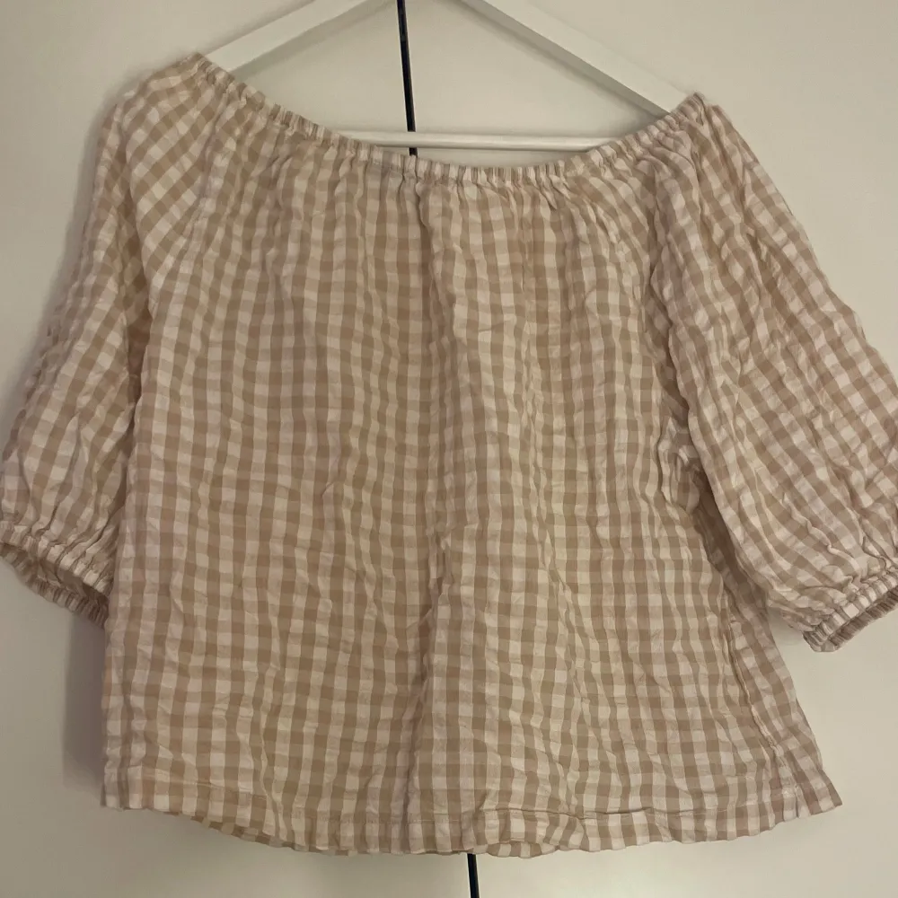 Jätte gullig overshoulder blus från Kappahl!🩷. Puserot.