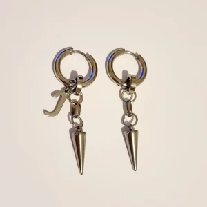 Örhänden - Material- 100% rostfritt stål ●Örhängeskrokar -rostfritt stål. Nickel fri. Längd -5cm.  Vattentåliga, ändrar inte färgen! 