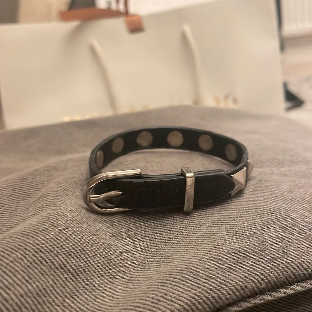 Tja, säljer detta valentino armbandet eftersom det inte är min stil längre, passar alla! Pris kan diskuteras vid snabb affär. . Accessoarer.