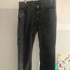 Mörkgråa Lee Jeans W33 L32, straight leg. Väldigt bra skick 400 kr