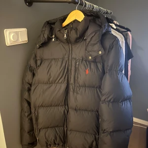 Ralph lauren jacka  -  Det dags att sälja min Ralph lauren jacka, har haft den en vinter, har tagit hand om jackan och inga skador. Skick 9/10, inte jätte använd då den är lite stor. Vid frågor är det bara att höra av sig. 