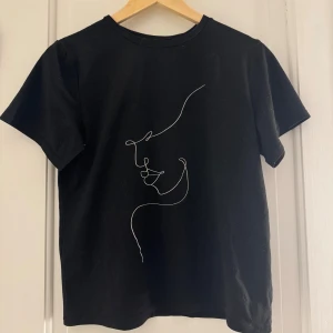 Jättefin T-shirt  - En väldigt fin T-shirt. Säljer den för att jag inte använder den. Köpte för ett år sedan, men knappt använd 
