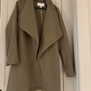 VILA KAPPA BRUN - Brun kappa från Vila - oanvänd utan lapp. Storlek 36 Perfekt till hösten☺️ Ny pris 649kr 