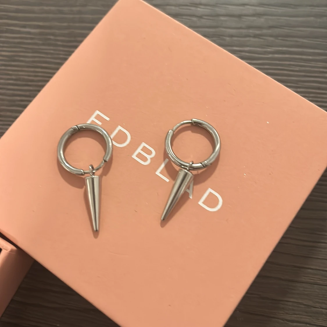 Silverörhängen med spetsdetalj från Edblad - 90