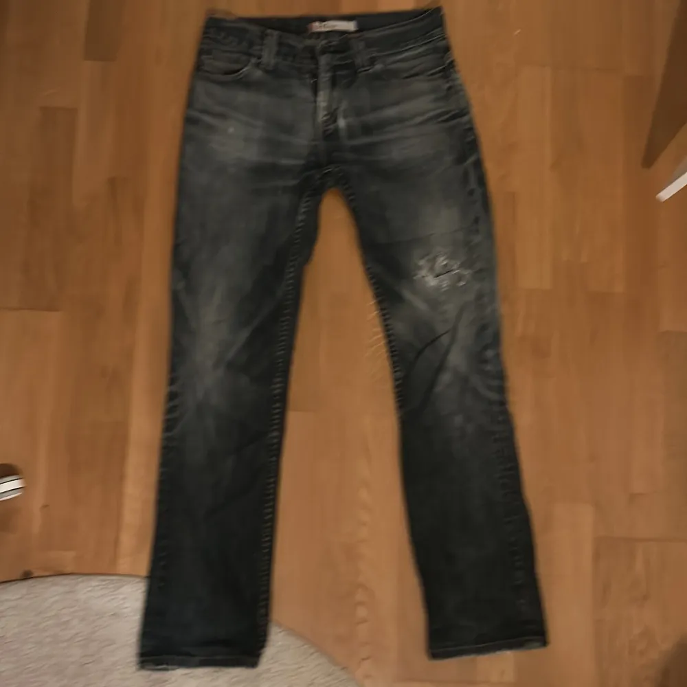 Säljer ett par snygga Levis 511 jeans i en lite urtvättad blå färg. Köpta secondhand men är ändå i väldigt gott skick. Jag är 167 och passar bra även om de är något långa:). Jeans & Byxor.