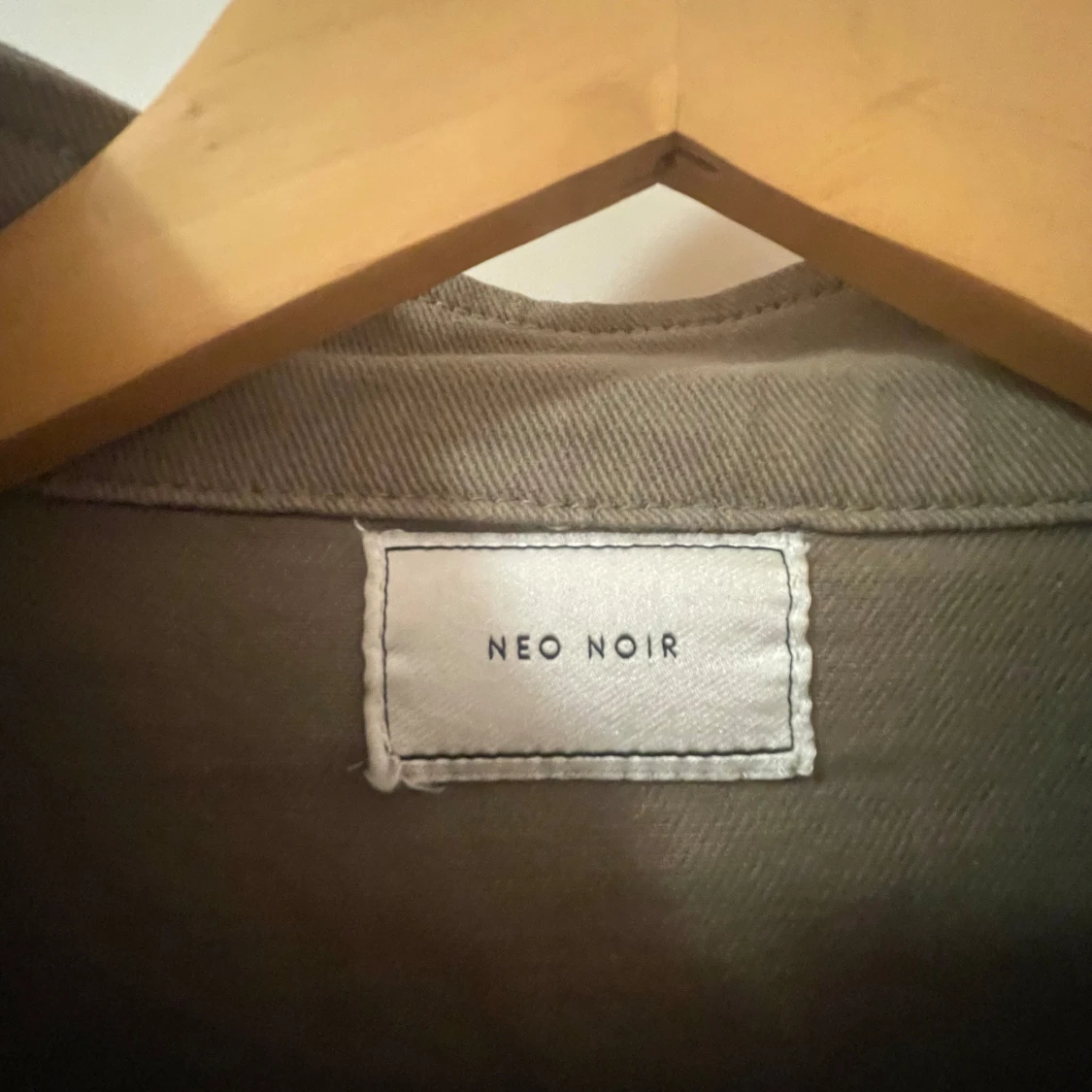 Olivgrön jacka från Neo Noir - 91