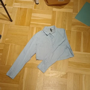 Kort skjorta - Skjorta från hm kort i modellen men nästan aldrig använd, stl XS. 50 kr med frakt