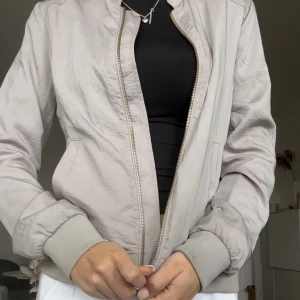 Jacka - Tunn vår/höstjacka storlek 40 men väldigt liten i storlek då jag har Xs i vanliga fall