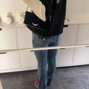 Lågmidjade jeans - Supersnygga lågmidjade jeans ifrån Gina, säljer då jag har ett par andra som nästan är likadana. Jeansen är knappt användna och är i nyskick💕