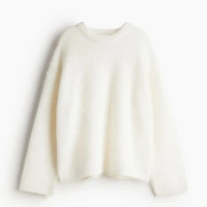 Vit stickad trendig tröja!! - Jättefin vit stickad tröja! Super populär i storlek XS, men oversized i storleken! Slutsåld på hemsida! Använd 1 gång bara!!🩷🩷