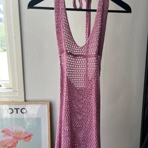 Strandklänning från Nakd - Rosa/lila strandklänning. Öppen rygg