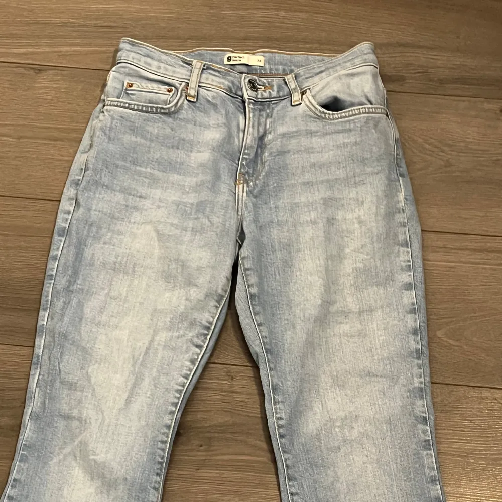 Säljer dessa pga av att jag inte använder. Jätte söta mid waist jeans. Ser nya ut då jag använt ca 3 ggr.  Hör av er vid frågor💓. Jeans & Byxor.