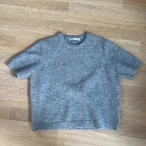 Grå stickad T-shirt från Zara♥️ - Säljer min gråa stickade t-shirt från Zara i strl Xl men är som en S då den är väldigt liten i storleken, säljer för 120+ frakt ev bud. 