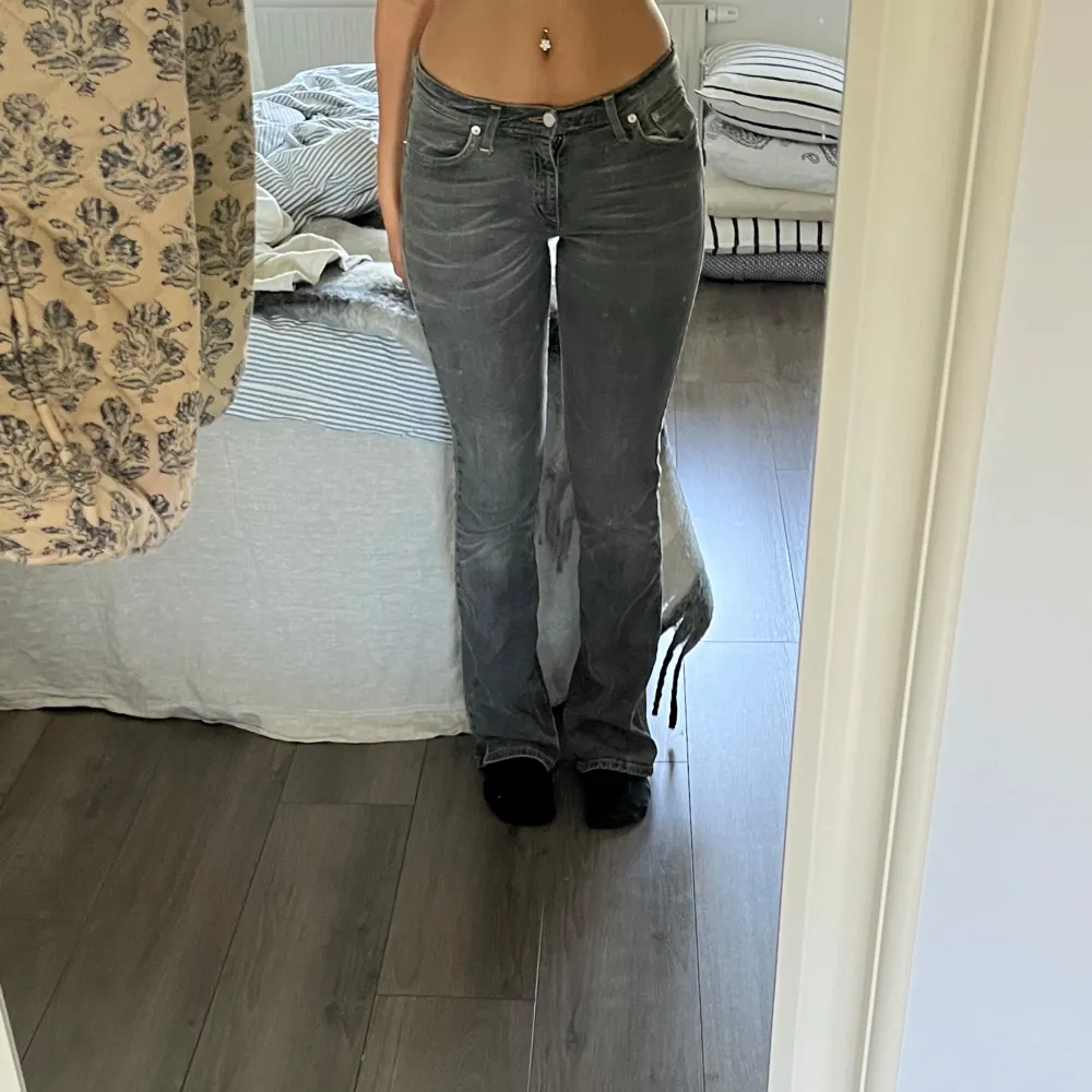 Säljer dessa pga av att jag inte längre använder. Jätte söta lågmidjade jeans som inte har något fel, förutom att det lossnat lite bak där märket satt. Öppen för prissänkning. Hör av er vid frågor💗. Jeans & Byxor.