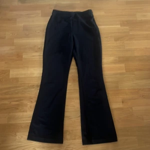 Svarta kostymbyxor  - Säljer dessa svarta kostymbyxorna från hm, då de inte används längre💕 dragkedjan på sidan kan vara lite konstig ibland därav priset