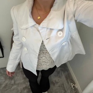 Vit jacka/kappa med knappar💗 - Vit jacka/kappa med knappar💗💗storlek 36💗💗