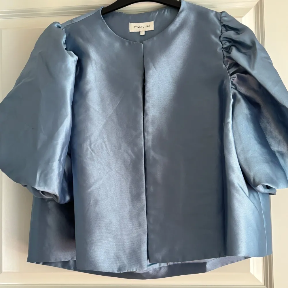 Exklusive blus / jacka från By Malina stl L Modell Cleo Blouse Helt ny. Blusar.