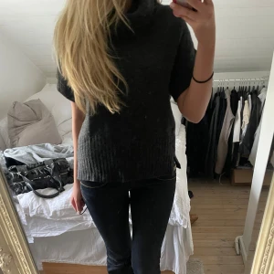 Stickad kortärmad - Såå fin, så gott som ny ❤️ Hög krage som går att vika ner!!