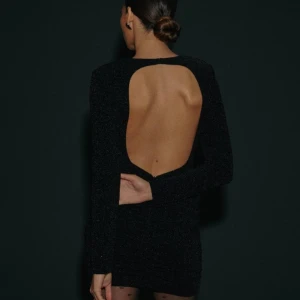 Nyårsklänning - Klänning från Nelly i jättebra skick, använd 1 gång 💌 Lite ”glittrig” och öppen i ryggen. Skriv för egna bilder!