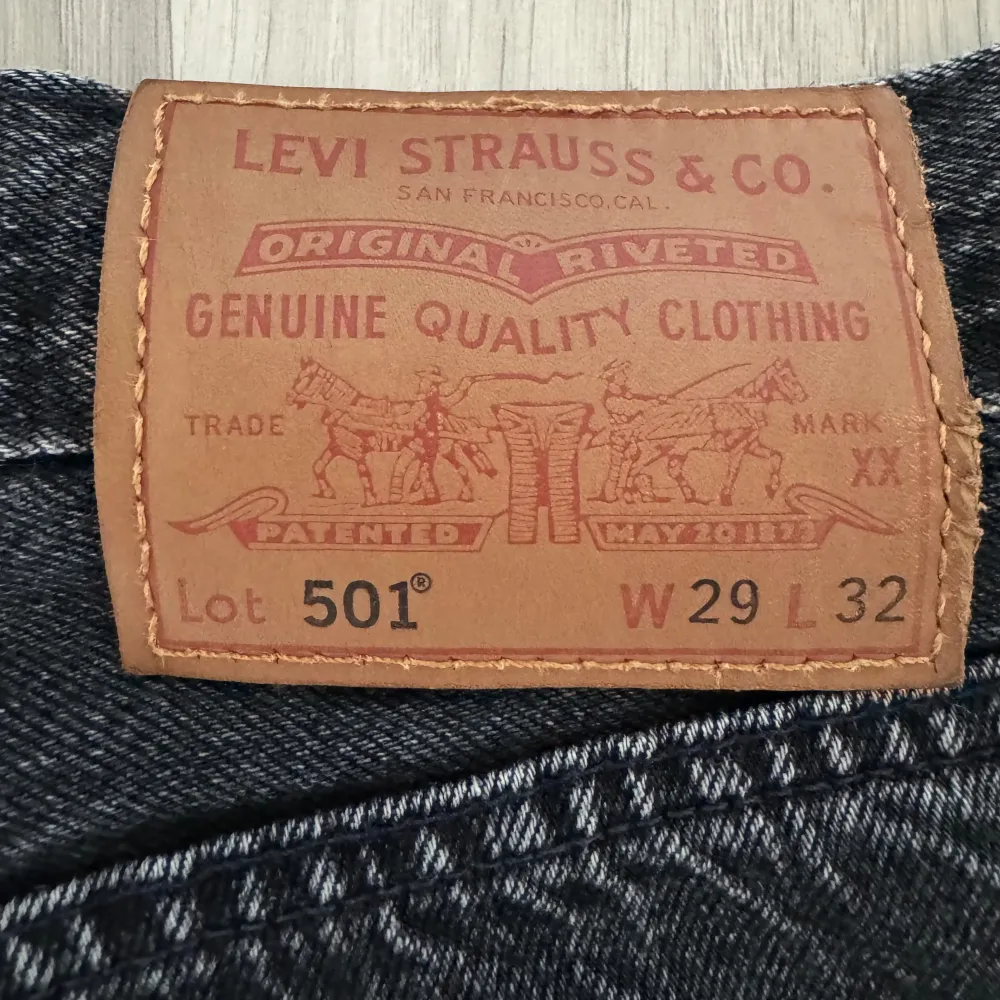 Svarta Levi’s 501 i storlek (W29 L32) dom är använda men fortfarande i bra skick dom har heller inga skador . Jeans & Byxor.