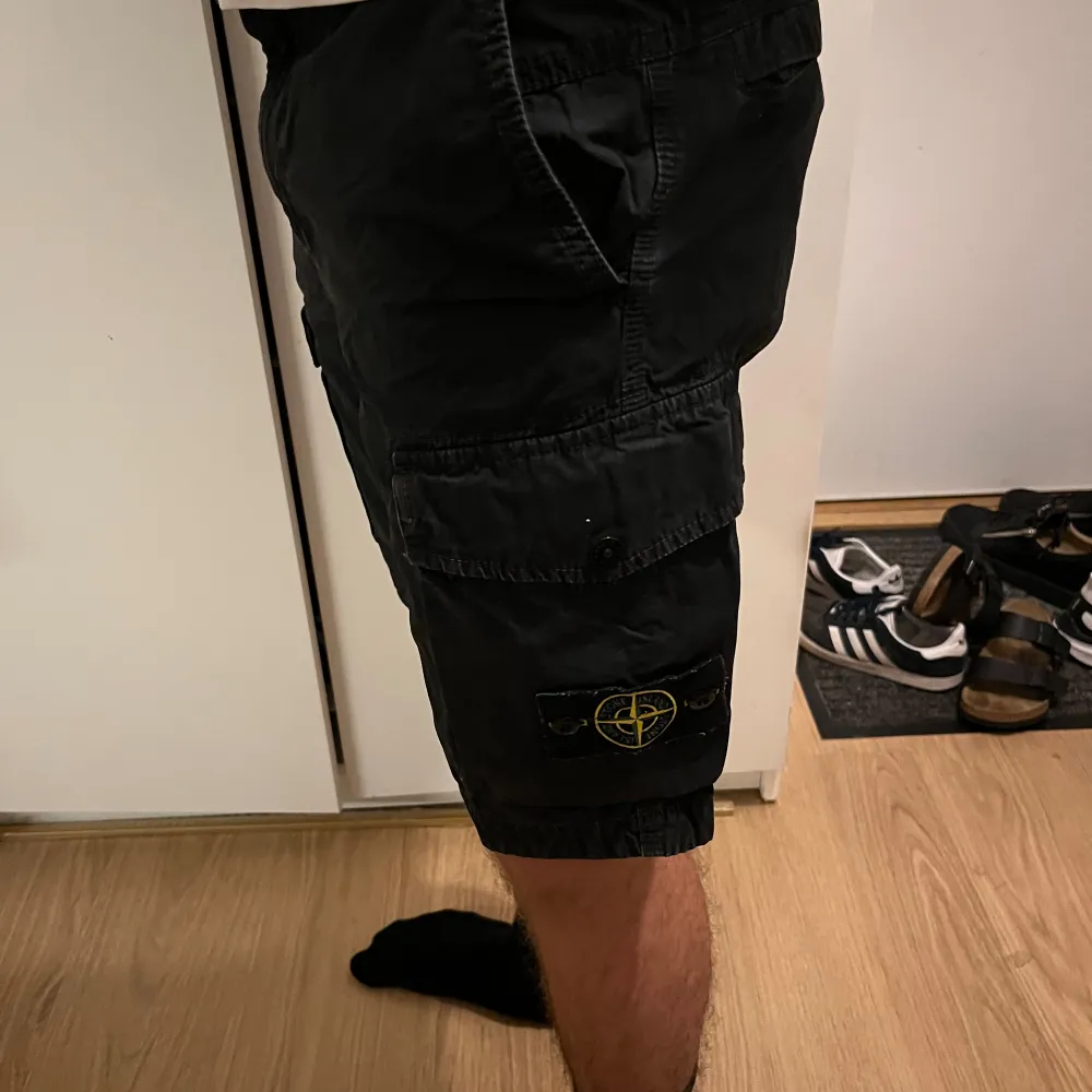 Äkta stone island shorts som är i bra skick och i storlek W30. Säljer då de ej kommer till användning 🤍Finns QR kod på de! Mypris ca 4000kr. Shorts.