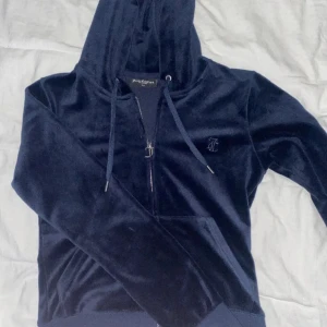 Juicy kofta  - Jag säljer min mörkblå juicy kofta. Den är i väldigt fint skick och andvänd Max 5 gånger. Säljer den för att den inte passar mig längre🩷