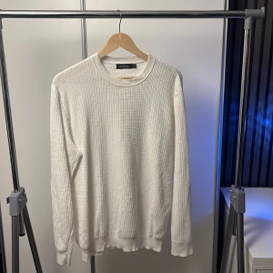 Vit tröja - Helt ny endast testad Vid frågor kontakta mig gärna😊